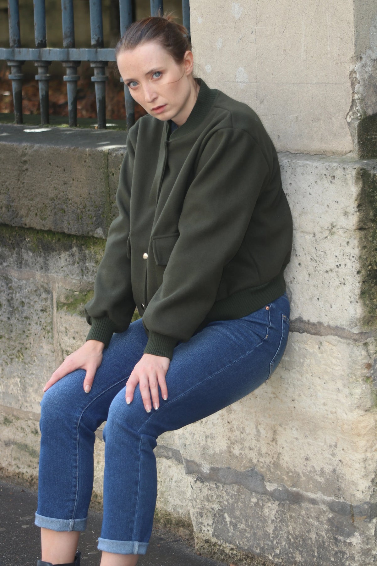 Femme portant gilet – La Chica