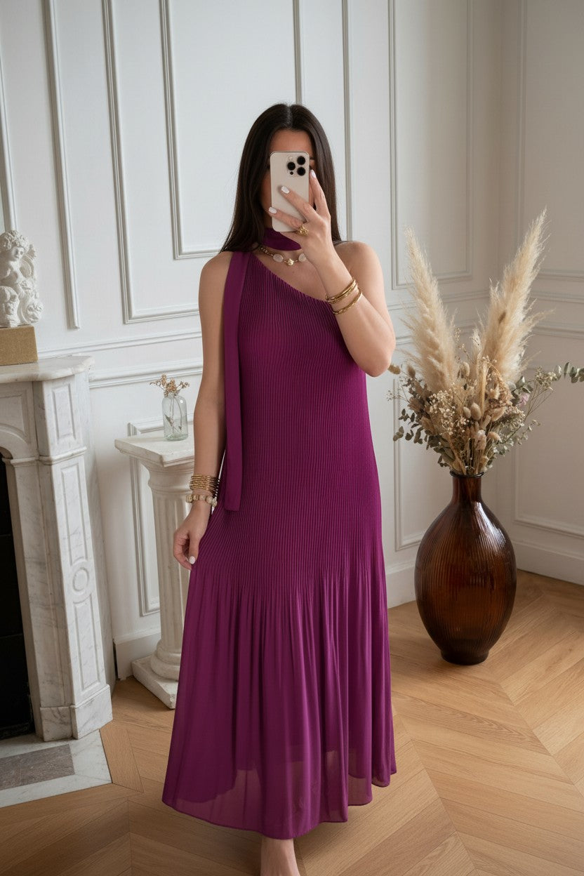 Robe Longue Prune — Coupe Asymétrique Une Épaule, Ceinture Ajustée & Jupe Plissée Fluide La Chica