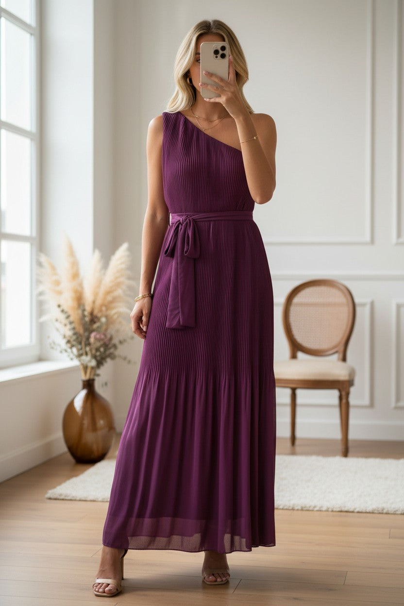 Robe Longue Prune — Coupe Asymétrique Une Épaule, Ceinture Ajustée & Jupe Plissée Fluide La Chica