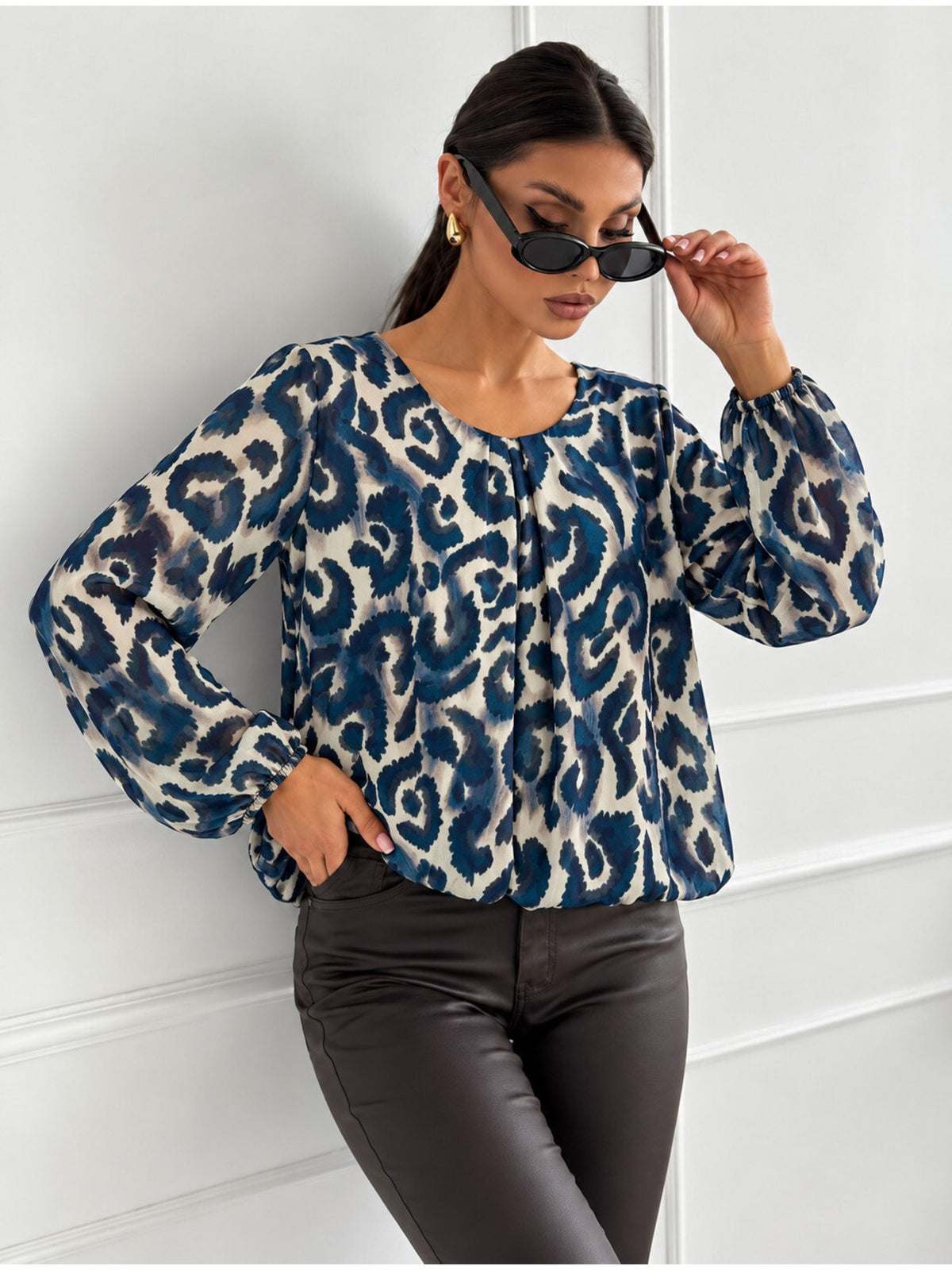 Blouse fluide imprimé abstrait col rond et noeud au dos marine pour femme, La Chica, vue 2