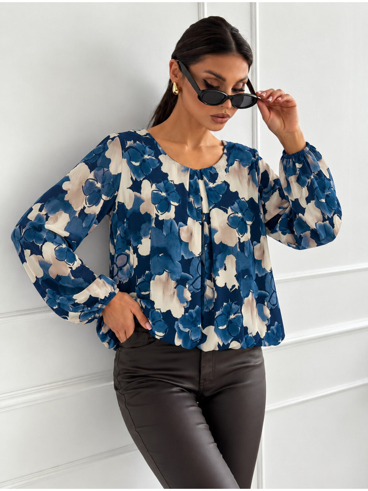 Blouse fluide imprimé fleuri col rond et noeud au dos marine pour femme, La Chica, vue 2