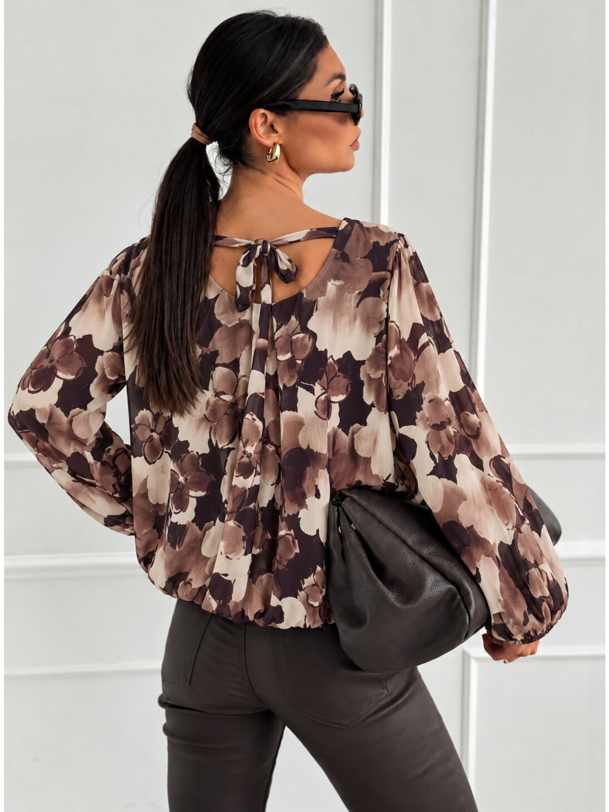 Blouse fluide imprimé fleuri col rond et noeud au dos marron foncé pour femme, La Chica, vue 1