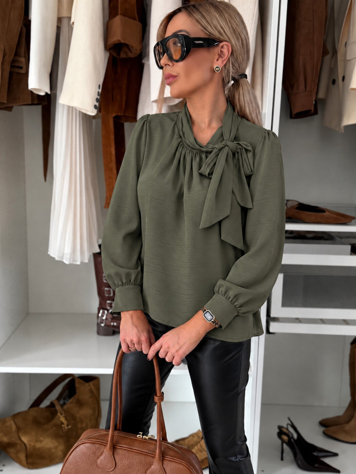 Blouse satinée effet soie col foulard noué manches longues kaki pour femme, La Chica