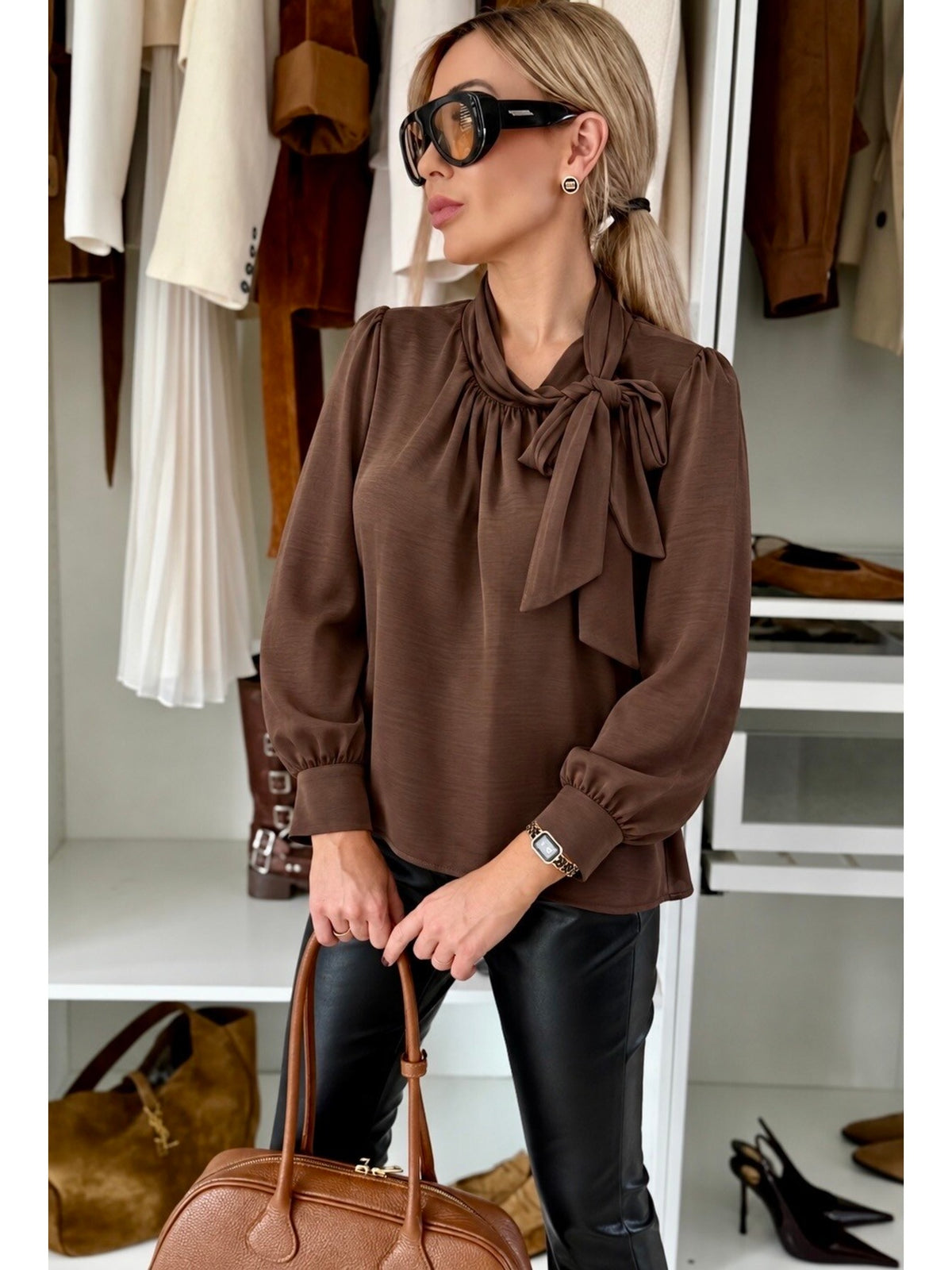 Blouse satinée effet soie col foulard noué manches longues marron pour femme, La Chica