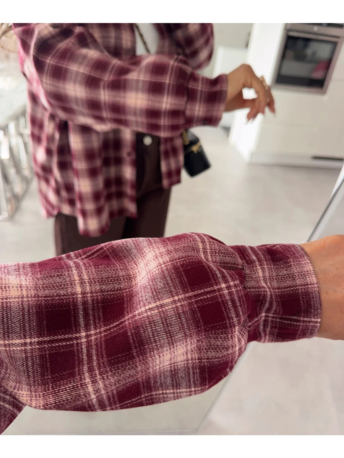Chemise à carreaux poches avant manches retroussables bordeaux pour femme, La Chica, vue 3