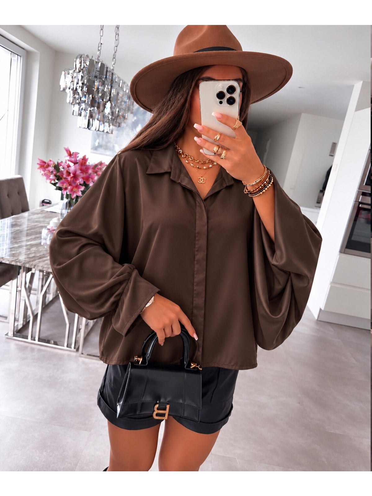 Chemise manches chauve-souris satinée effet soie marron pour femme, La Chica