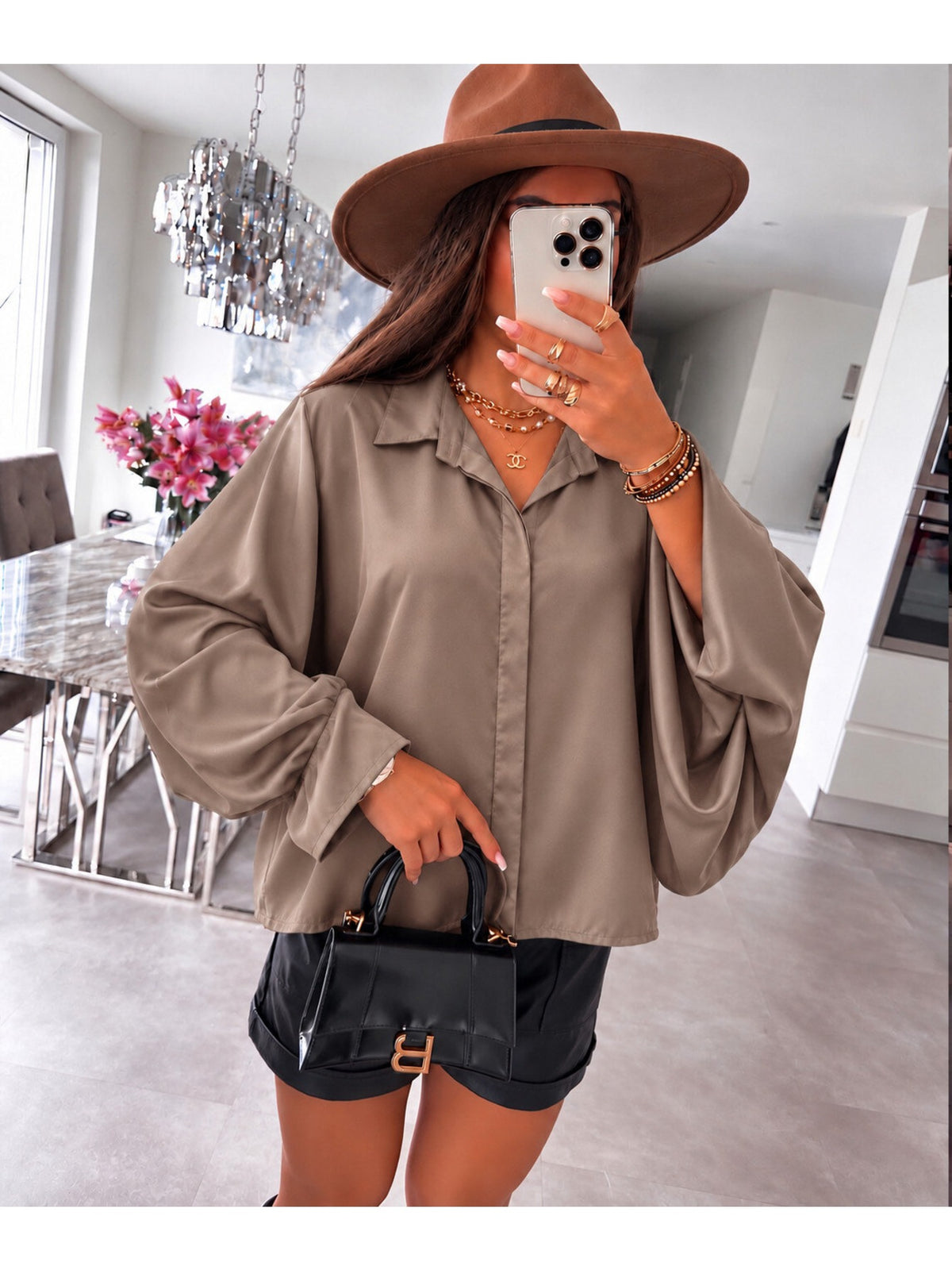 Chemise manches chauve-souris satinée effet soie taupe pour femme, La Chica