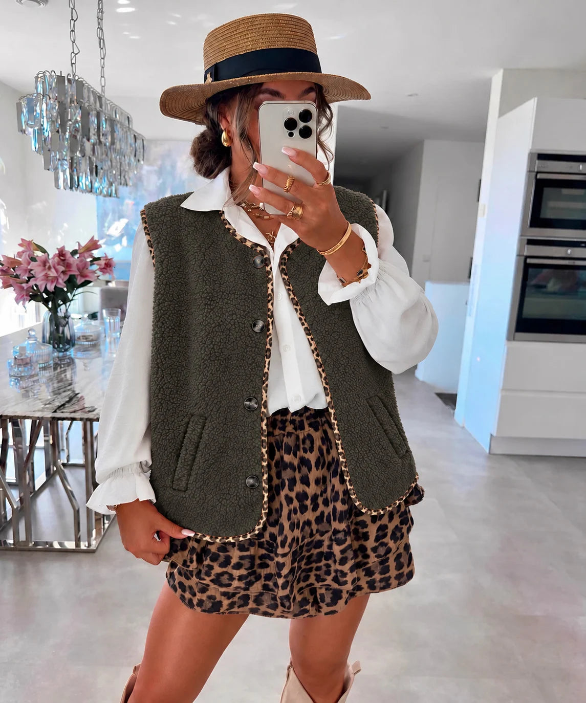 Gilet teddy sans manches à liseré léopard kaki pour femme – La Chica