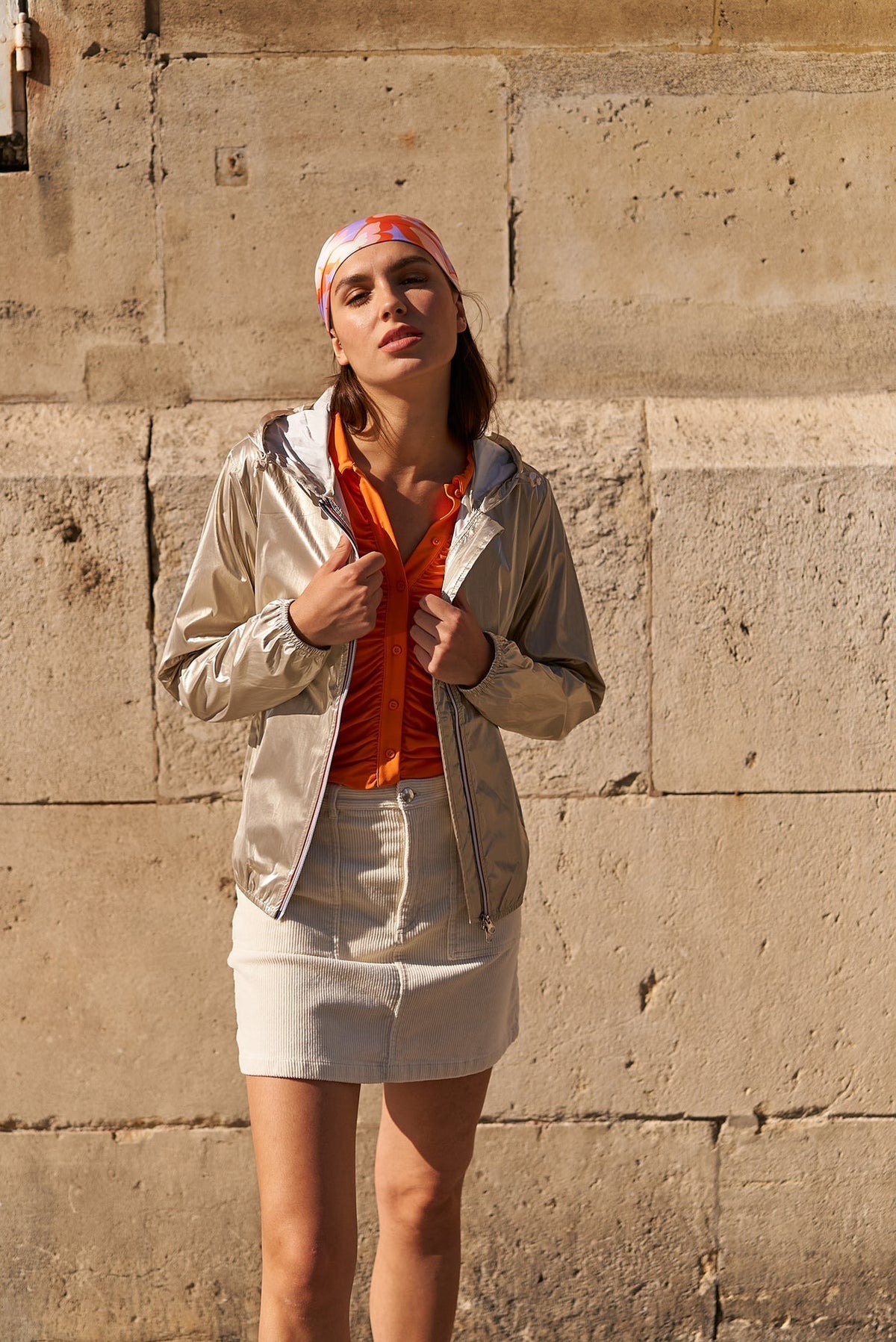 Imperméable court léger à capuche zip tricolore doré pour femme – vue 1