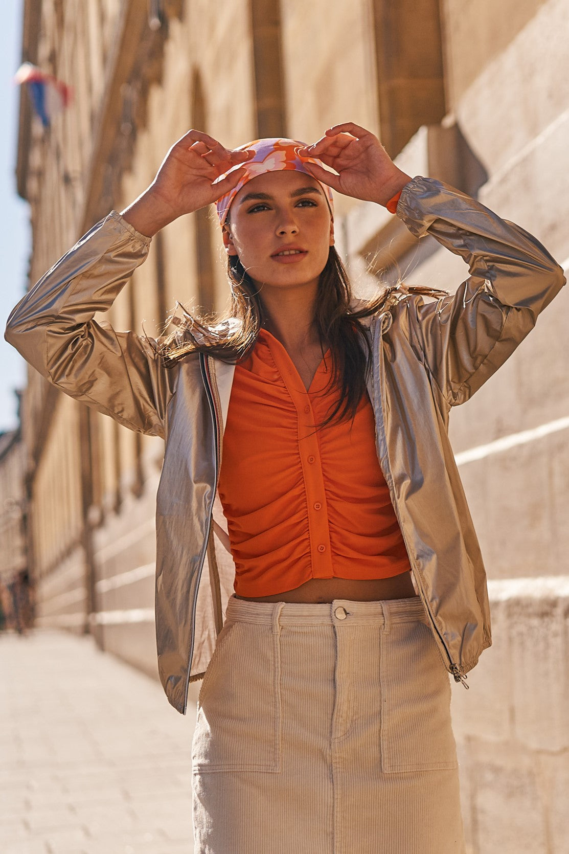 Imperméable court léger à capuche zip tricolore doré pour femme – vue 2