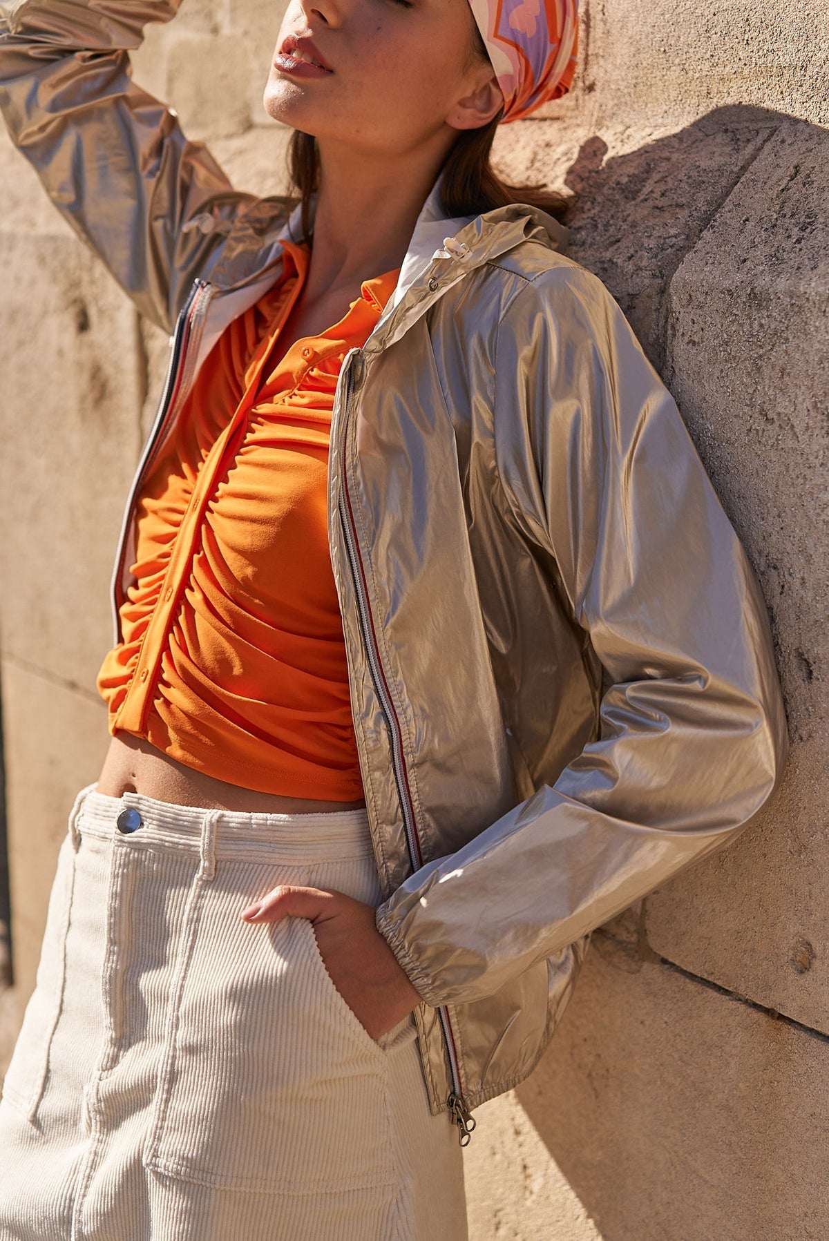 Imperméable court léger à capuche zip tricolore doré pour femme – vue 5