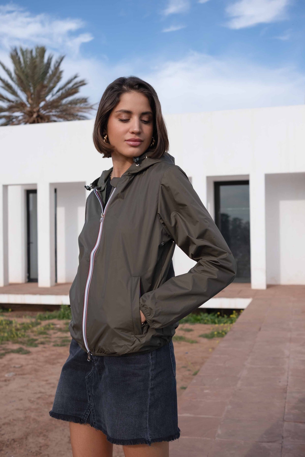 Imperméable court léger à capuche zip tricolore kaki pour femme – vue 2