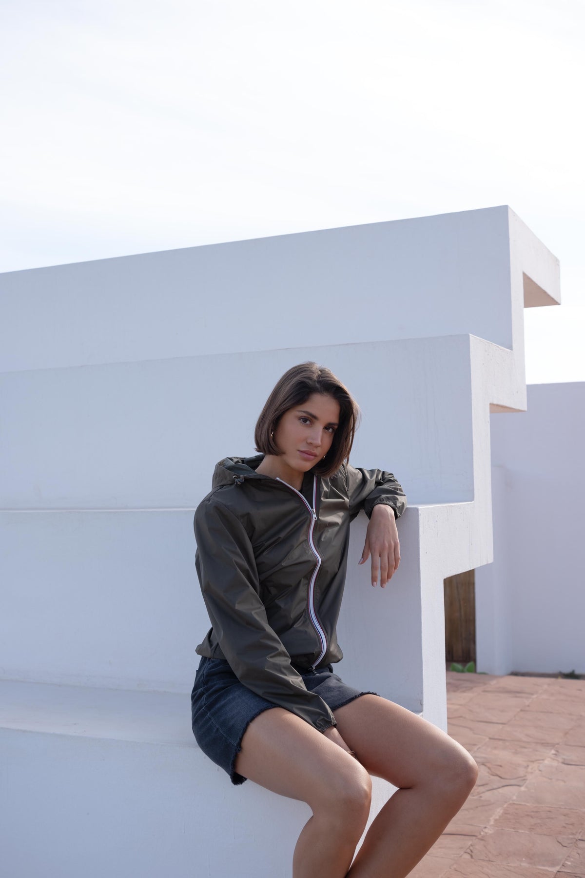 Imperméable court léger à capuche zip tricolore kaki pour femme – vue 4