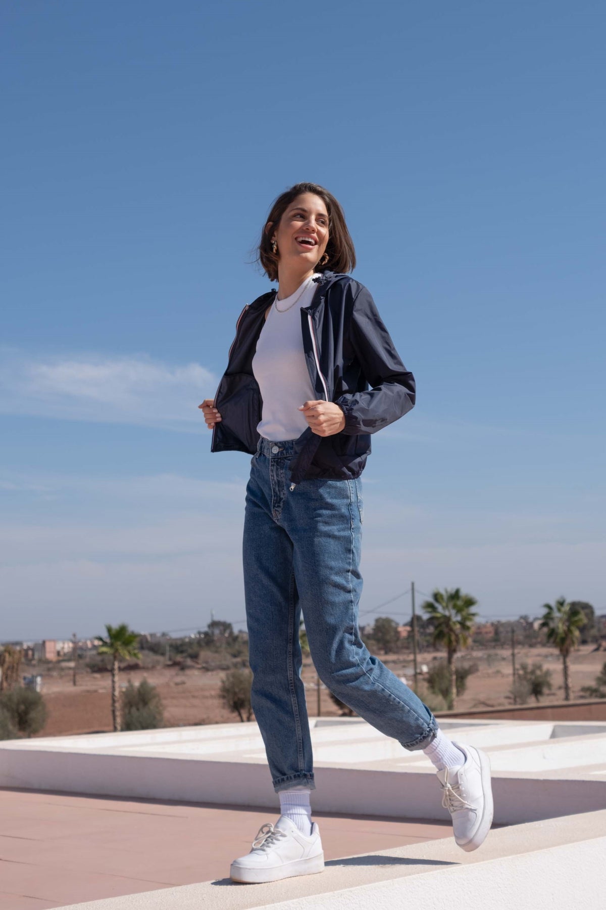 Imperméable court léger à capuche zip tricolore marine pour femme – vue 1
