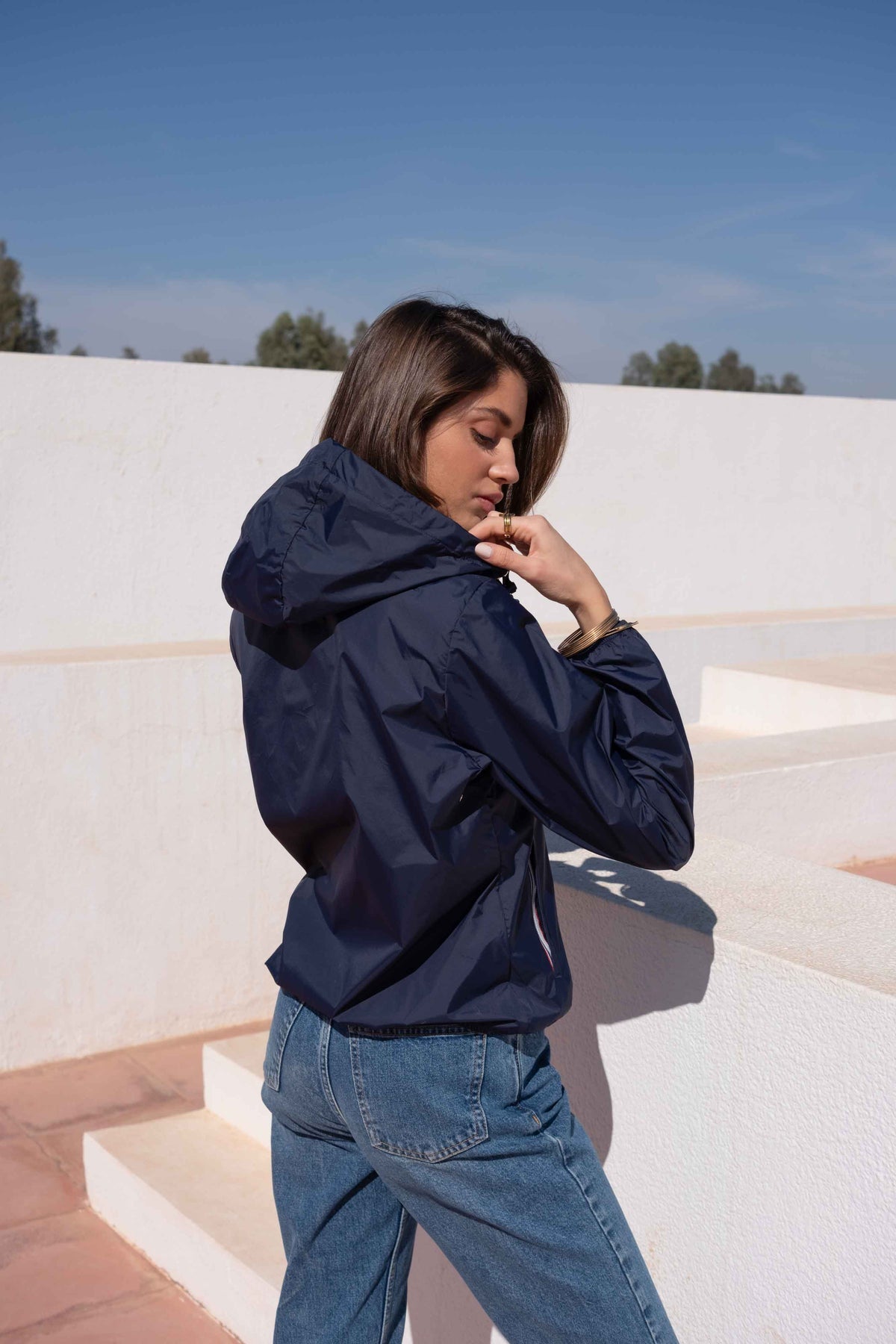 Imperméable court léger à capuche zip tricolore marine pour femme – vue 5
