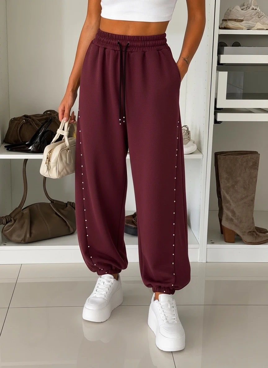 Pantalon jogging à détails cloutés bordeaux pour femme – La Chica