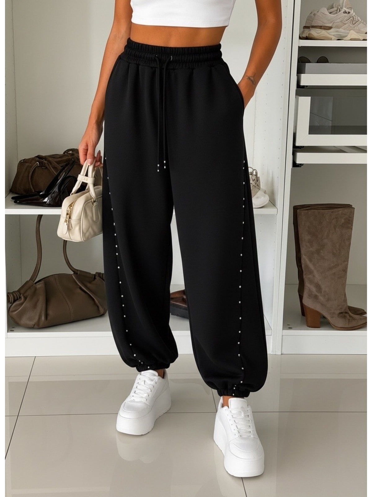 Pantalon Jogging détail cloutés taille élastique avec cordon noir pour femme, La Chica