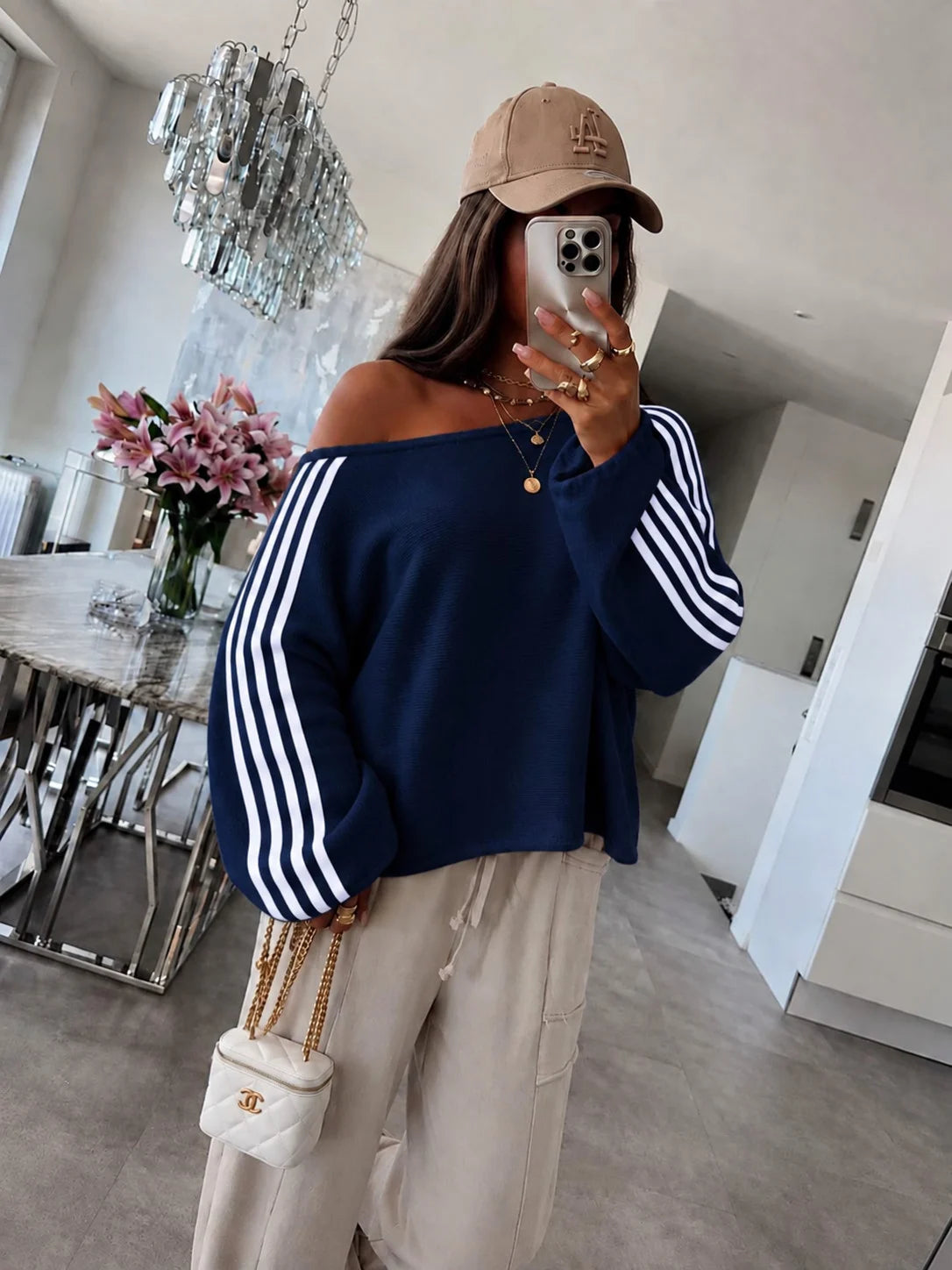 Pull à épaule dénudée et bandes contrastantes marine pour femme – La Chica