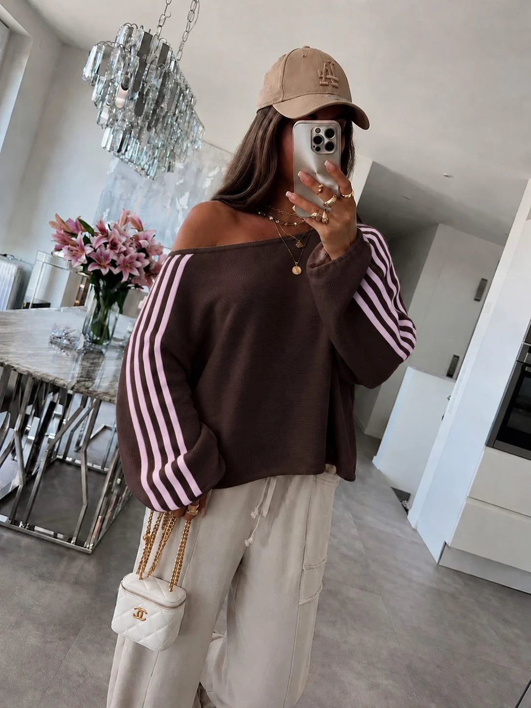 Pull à épaule dénudée et bandes contrastantes marron foncé pour femme – La Chica