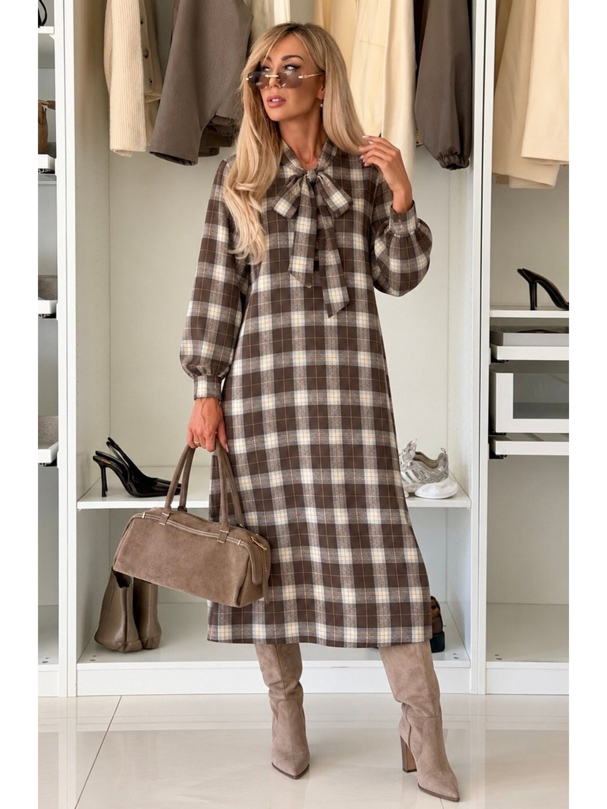Robe longue effet flanelle à carreaux et col lavallière marron pour femme, La Chica
