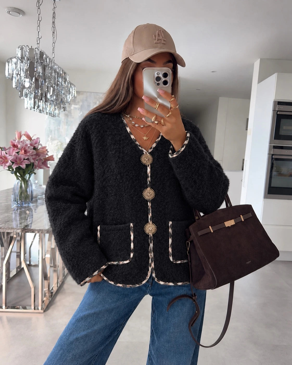 Veste bouclette à bordures léopard et boutons bijoux dorés noir pour femme – La Chica