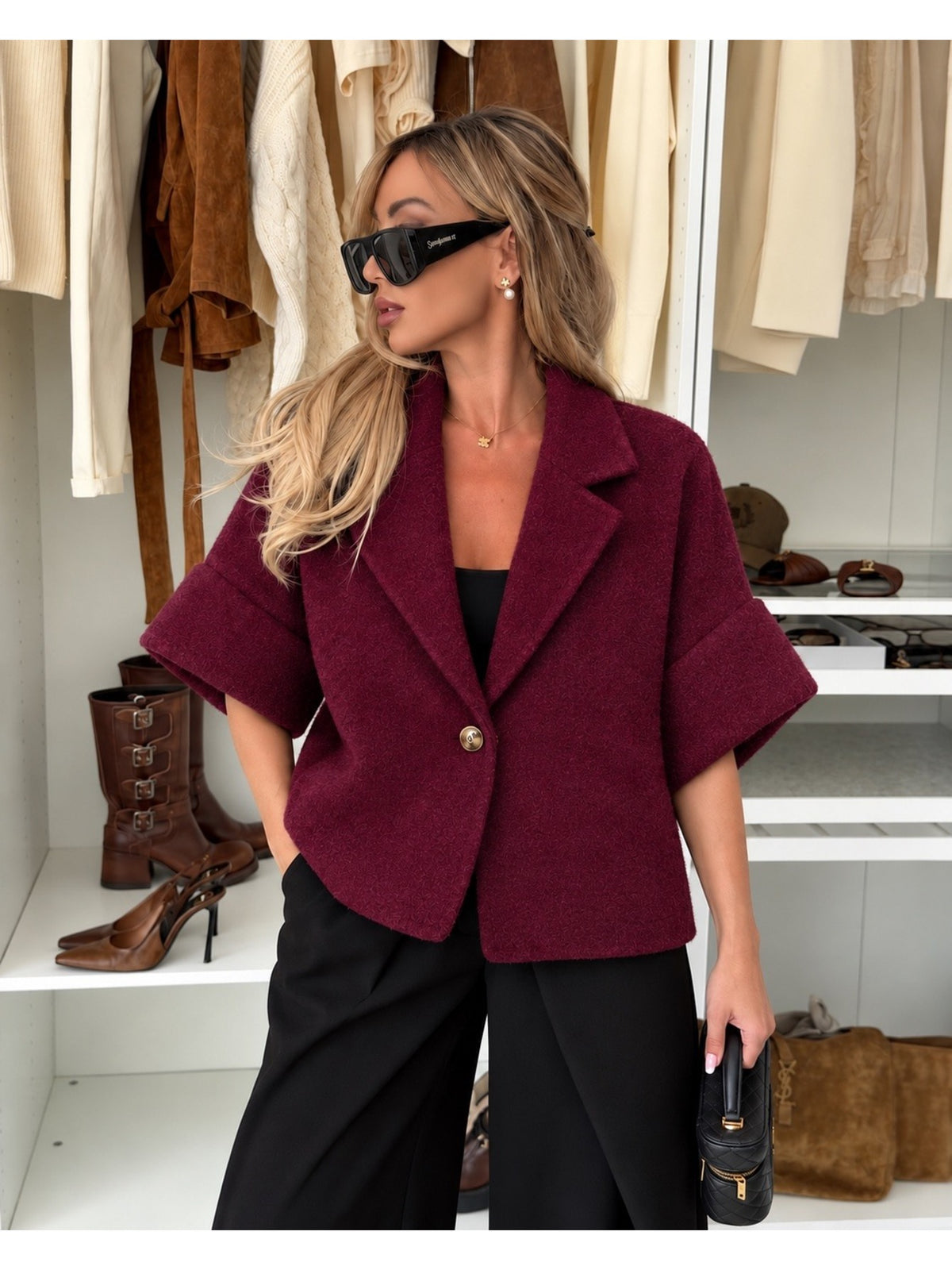 Veste courte effet laine bouclée manches courtes et bouton bordeaux pour femme, La Chica