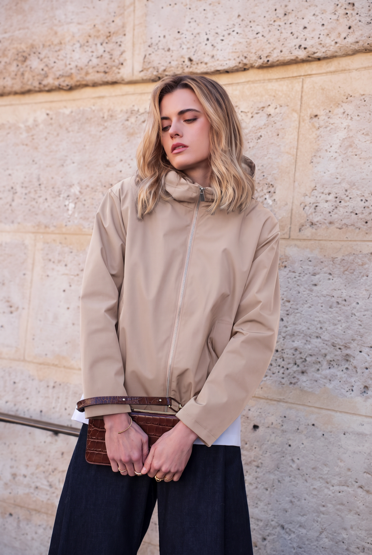 Veste imperméable courte à capuche beige pour femme – vue 1