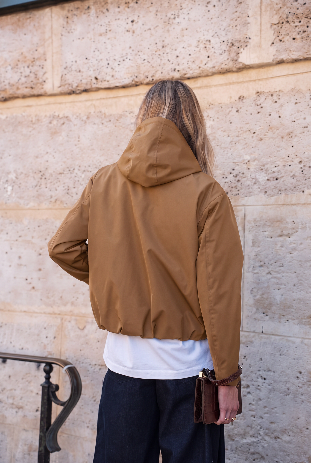 Veste imperméable courte à capuche camel pour femme – vue 4