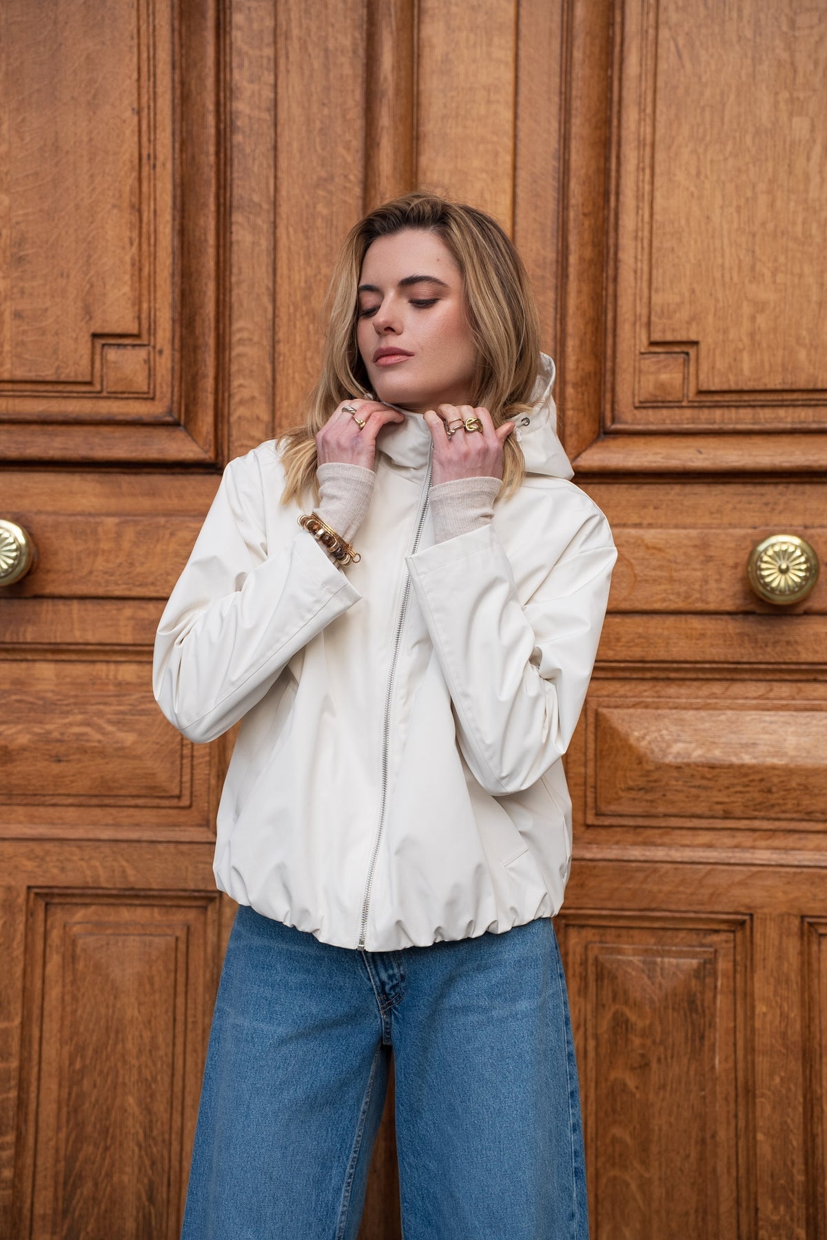 Veste imperméable courte à capuche écru pour femme – vue 1