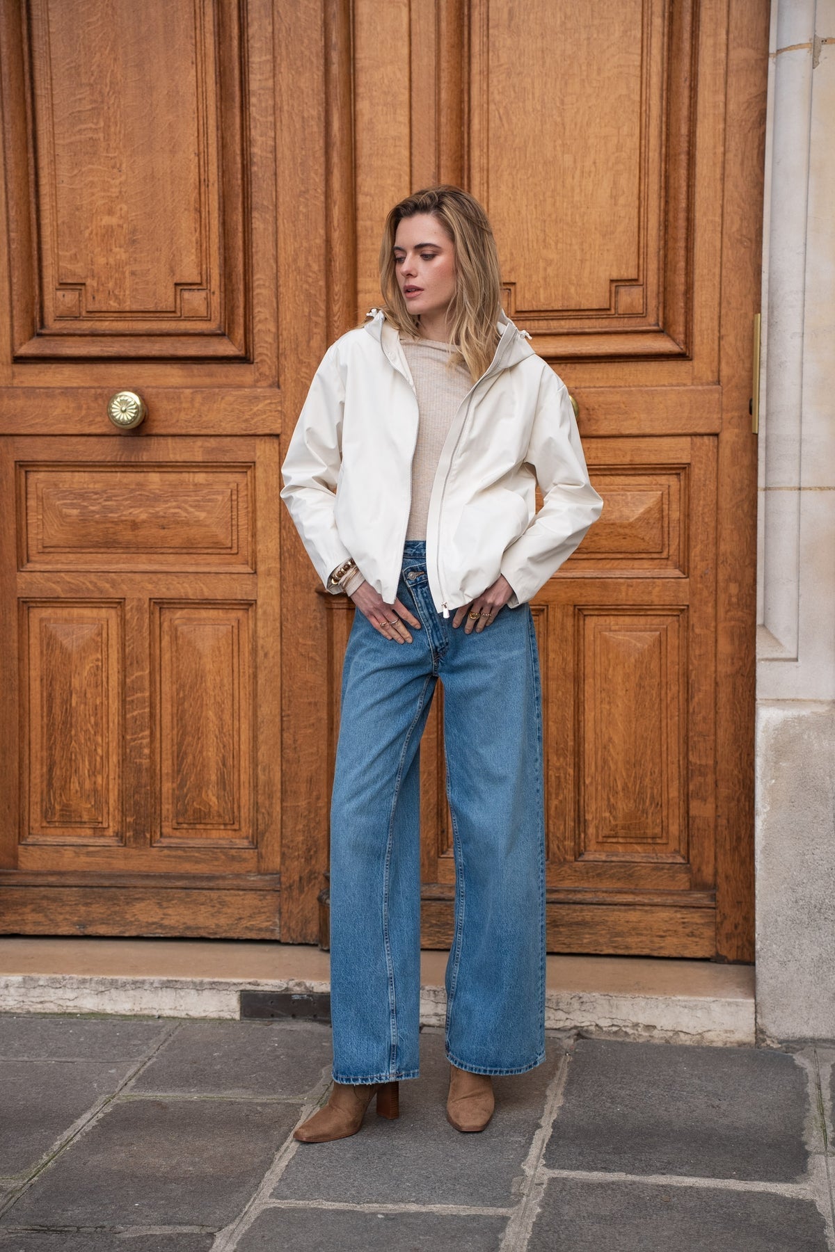 Veste imperméable courte à capuche écru pour femme – vue 2