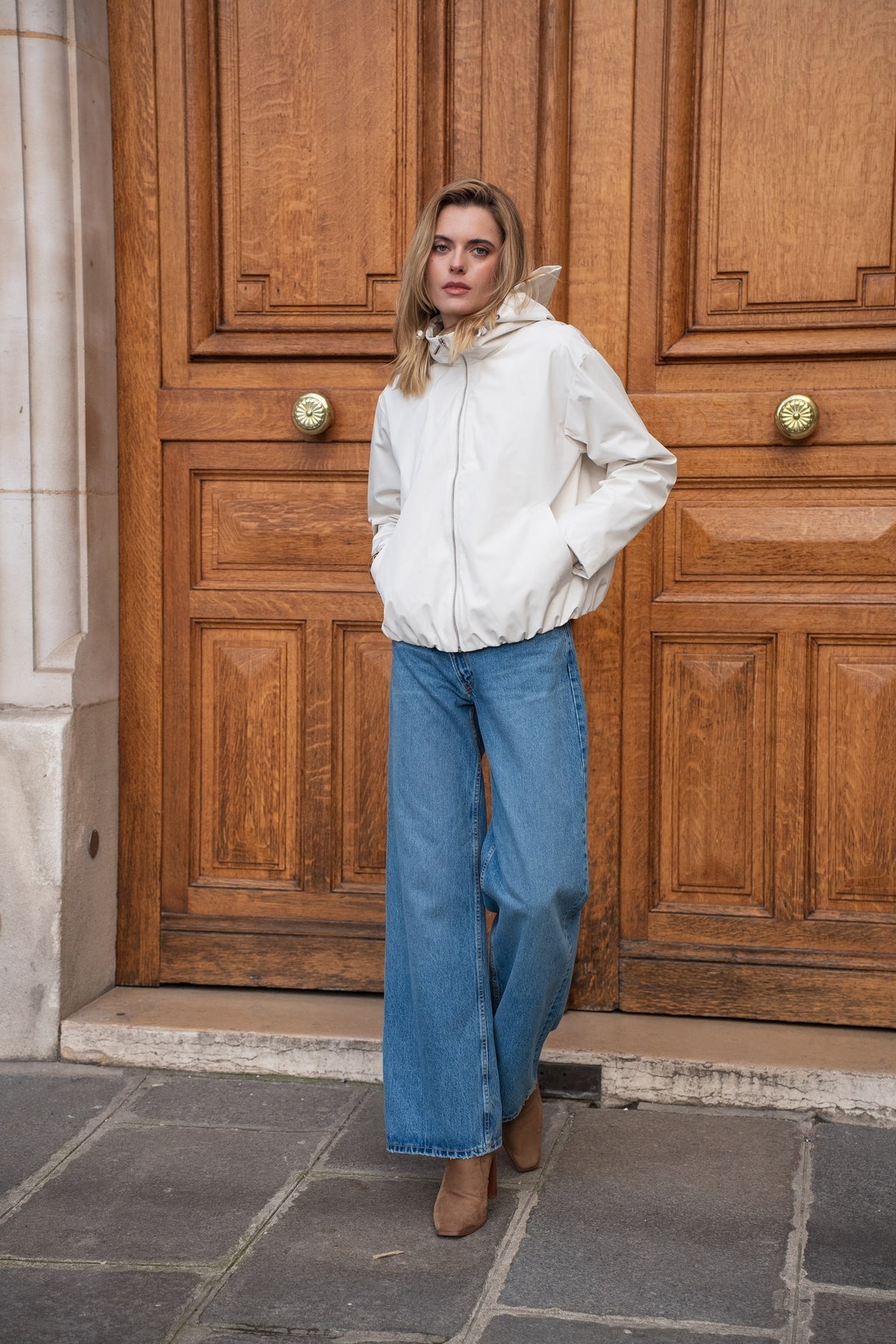 Veste imperméable courte à capuche écru pour femme – vue 3