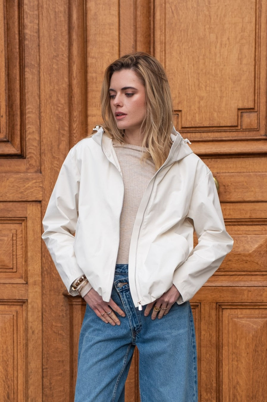 Veste imperméable courte à capuche écru pour femme – vue 4