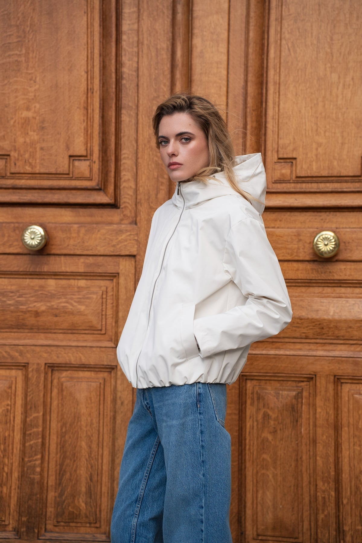 Veste imperméable courte à capuche écru pour femme – vue 5