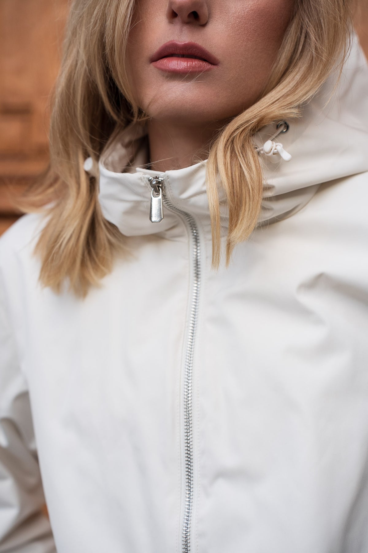 Veste imperméable courte à capuche écru pour femme – vue 7