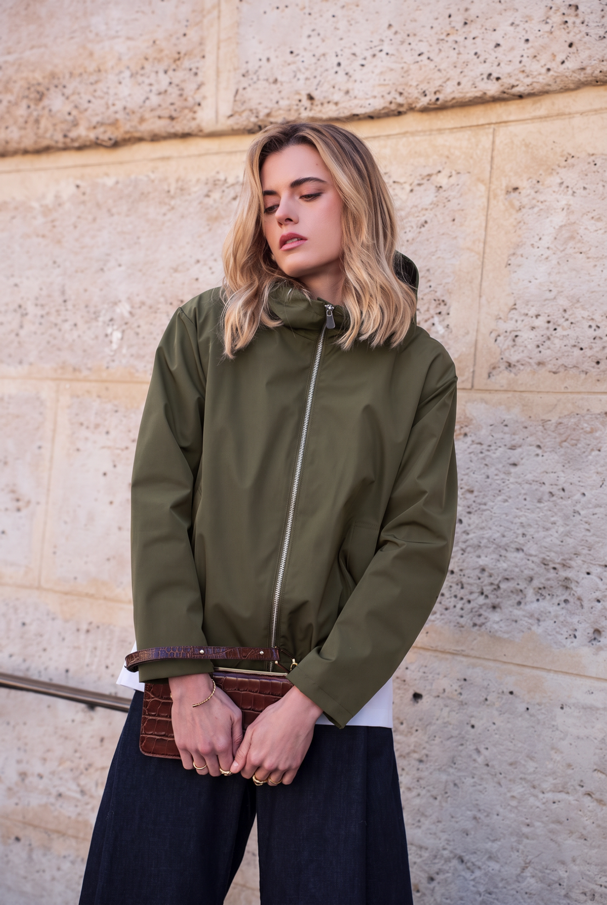 Veste imperméable courte à capuche kaki pour femme – vue 1