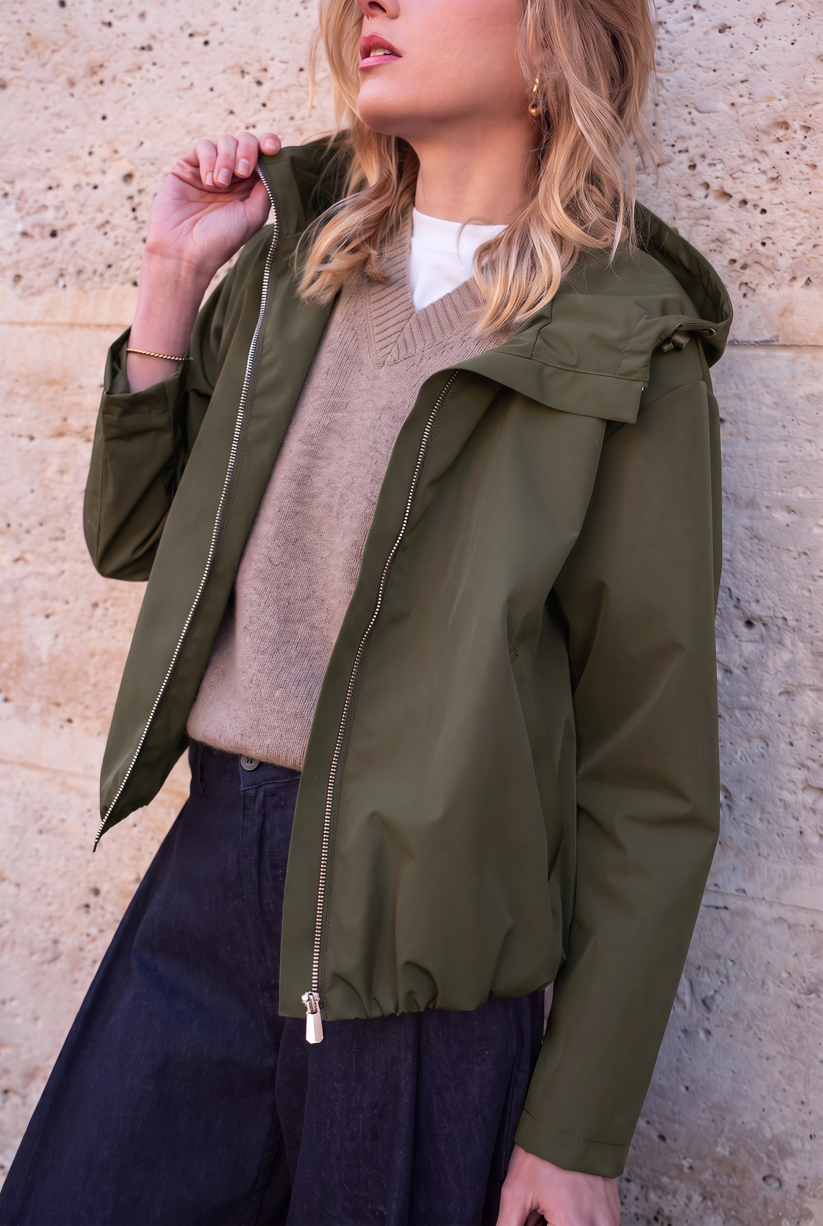 Veste imperméable courte à capuche kaki pour femme – vue 3
