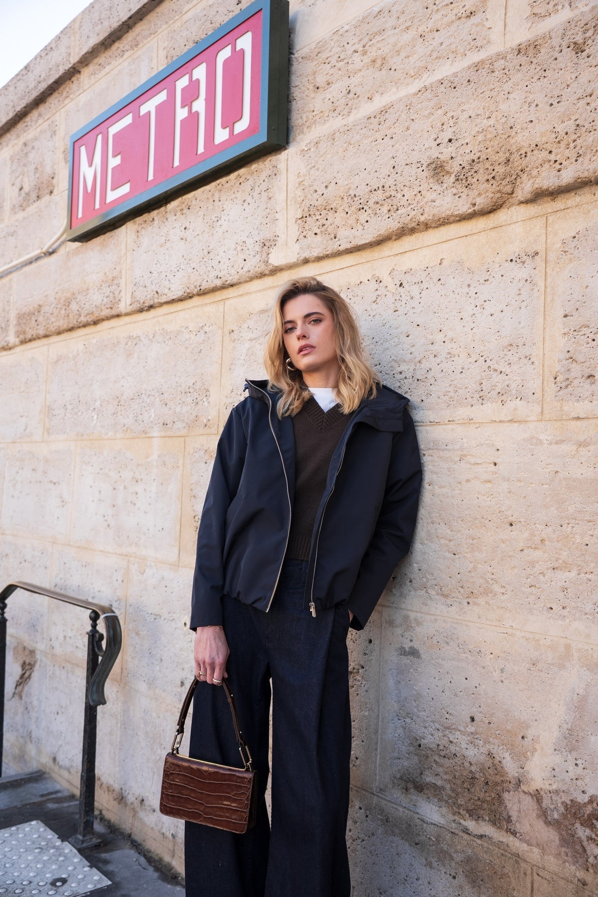 Veste imperméable courte à capuche marine pour femme – vue 2