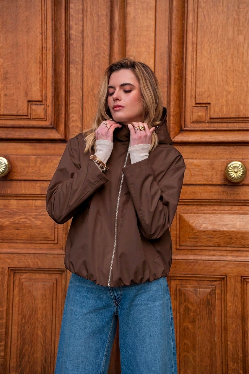 Veste imperméable courte à capuche marron chocolat pour femme – vue 1