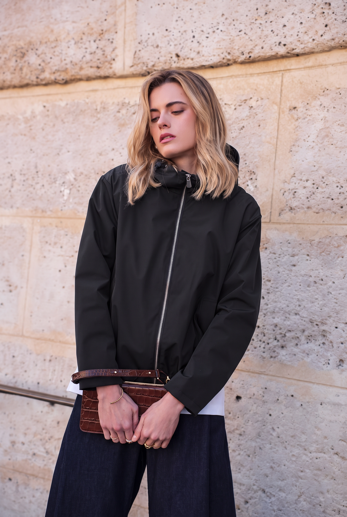 Veste imperméable courte à capuche noir pour femme – vue 1