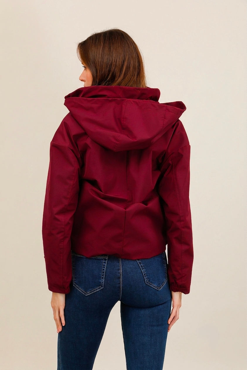 Veste imperméable courte mi-saison à capuche amovible bordeaux pour femme – vue 3