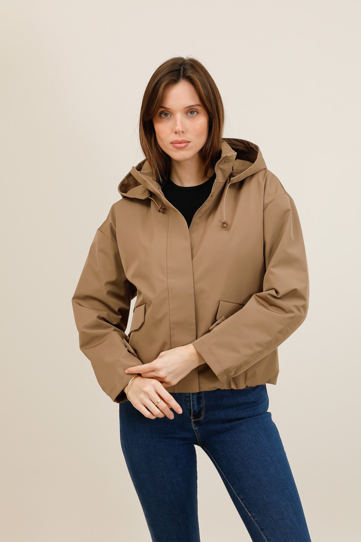 Veste imperméable courte mi-saison à capuche amovible camel pour femme – vue 1