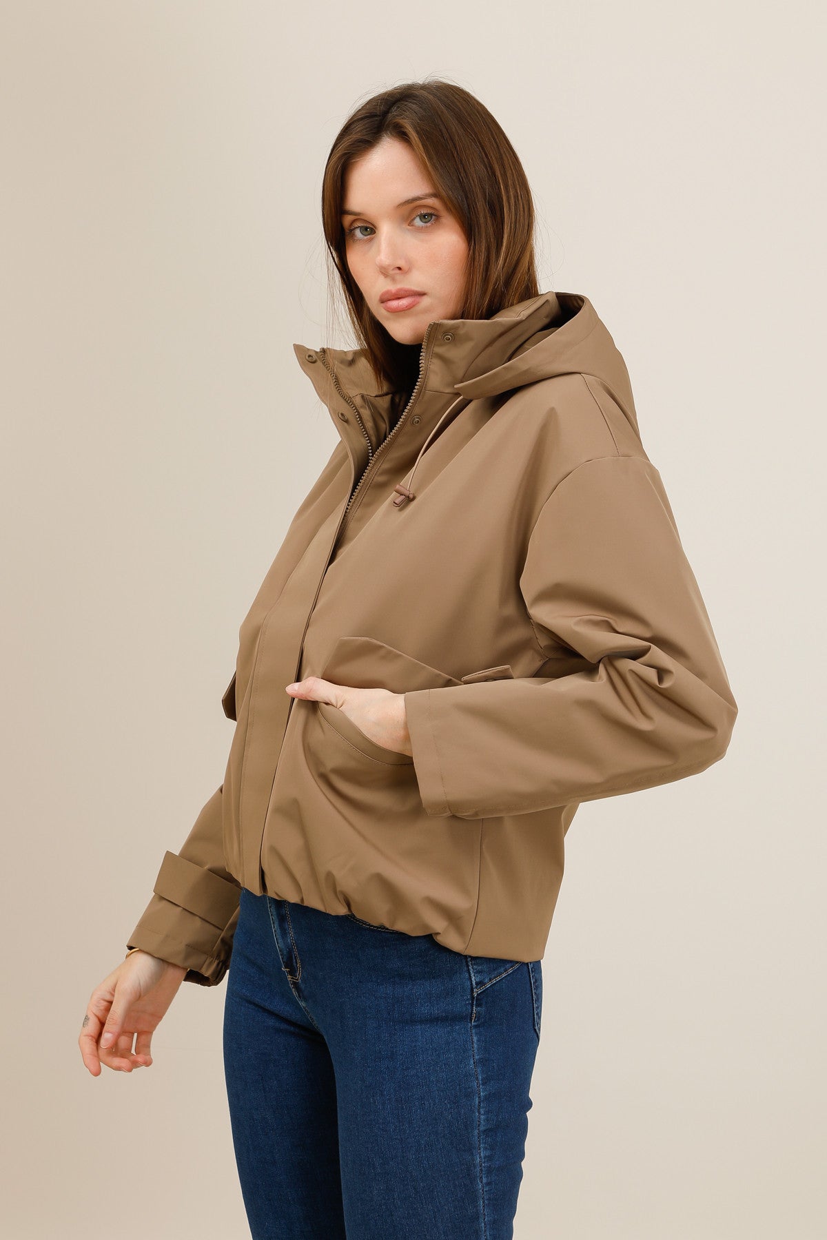 Veste imperméable courte mi-saison à capuche amovible camel pour femme – vue 2