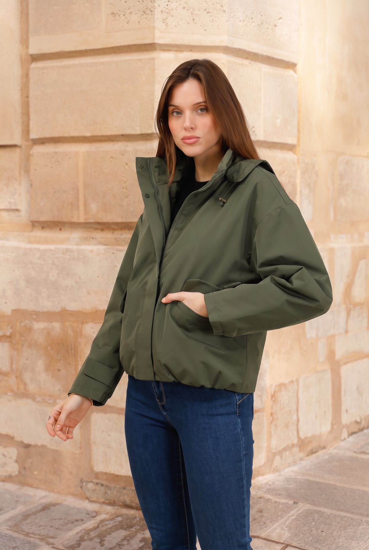 Veste imperméable courte mi-saison à capuche amovible kaki pour femme – vue 2