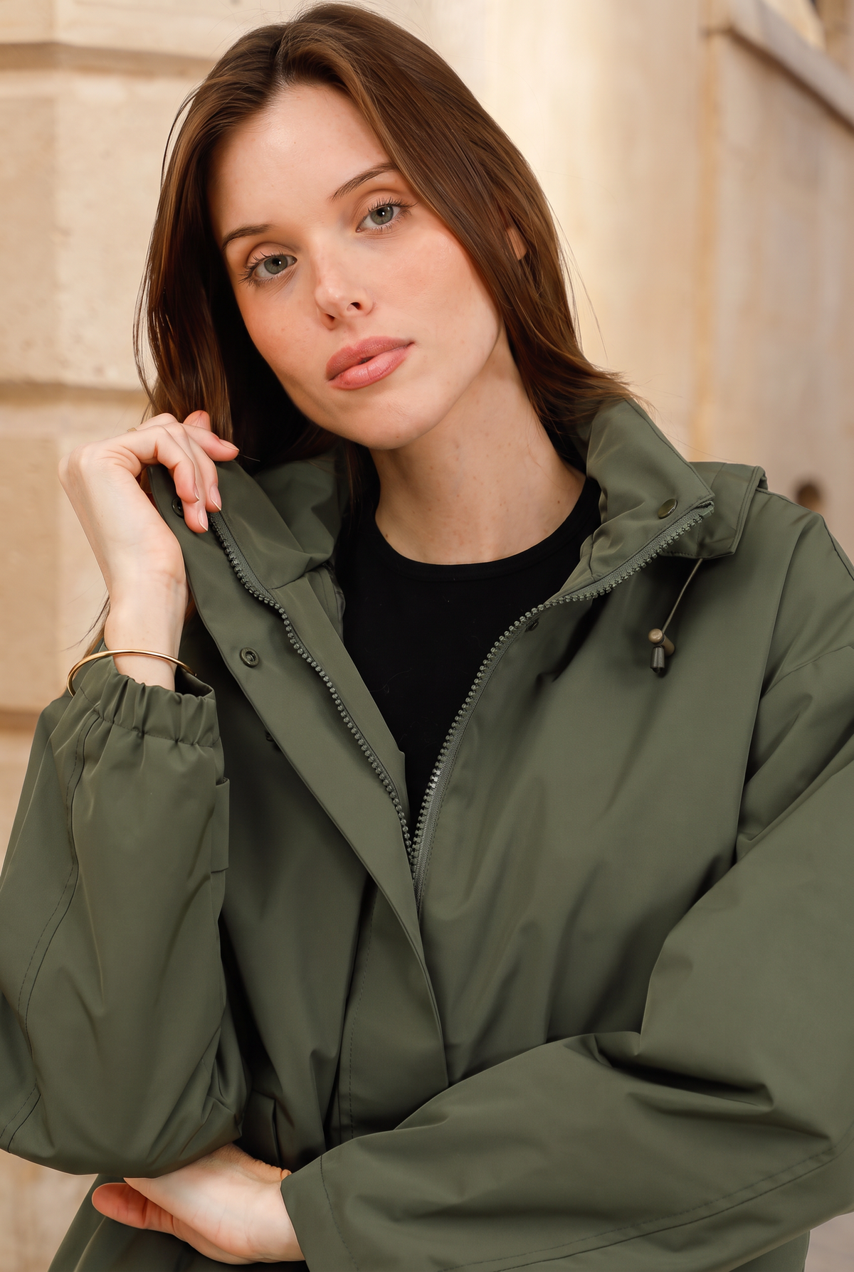 Veste imperméable courte mi-saison à capuche amovible kaki pour femme – vue 3