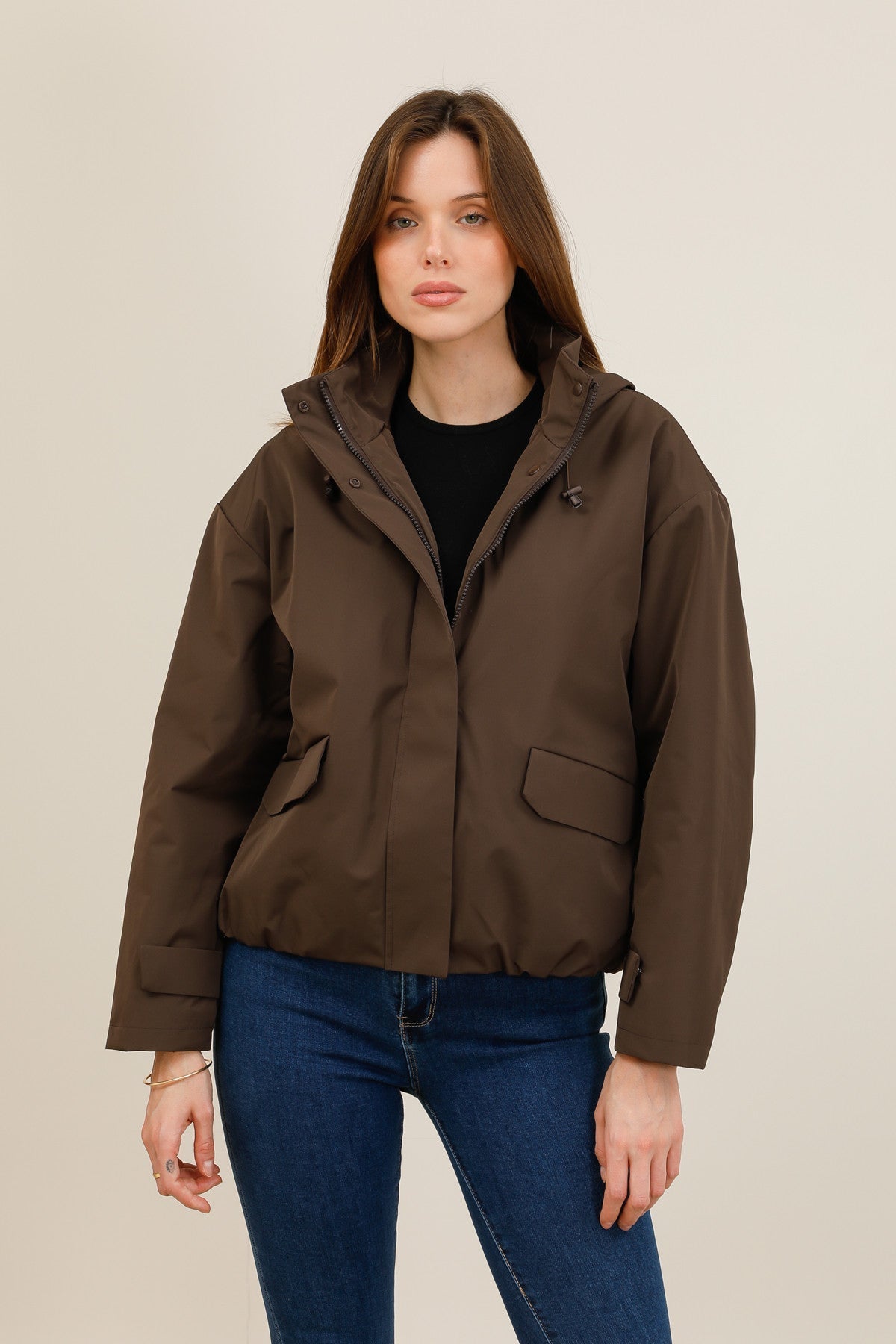Veste imperméable courte mi-saison à capuche amovible marron pour femme – vue 3