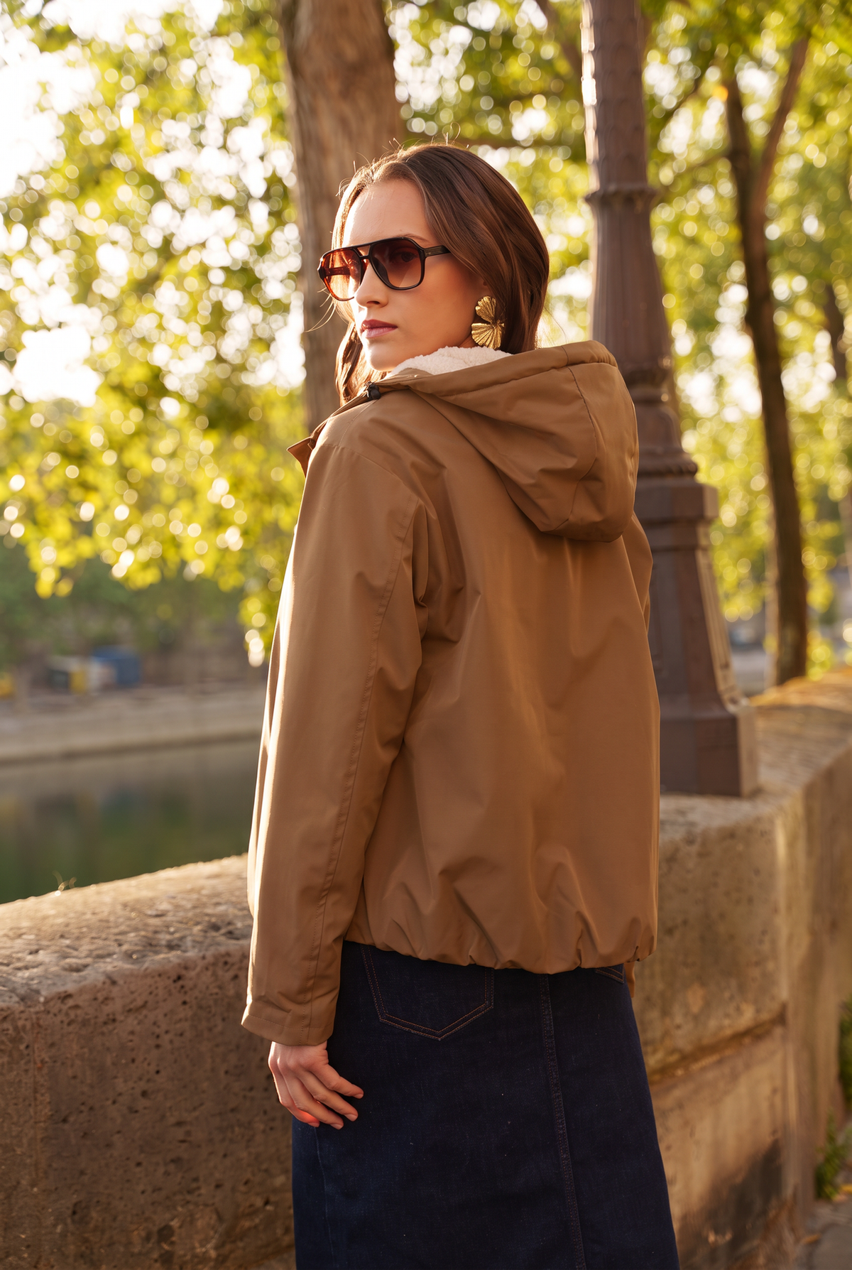 Veste imperméable fourrée à capuche camel pour femme – vue 3