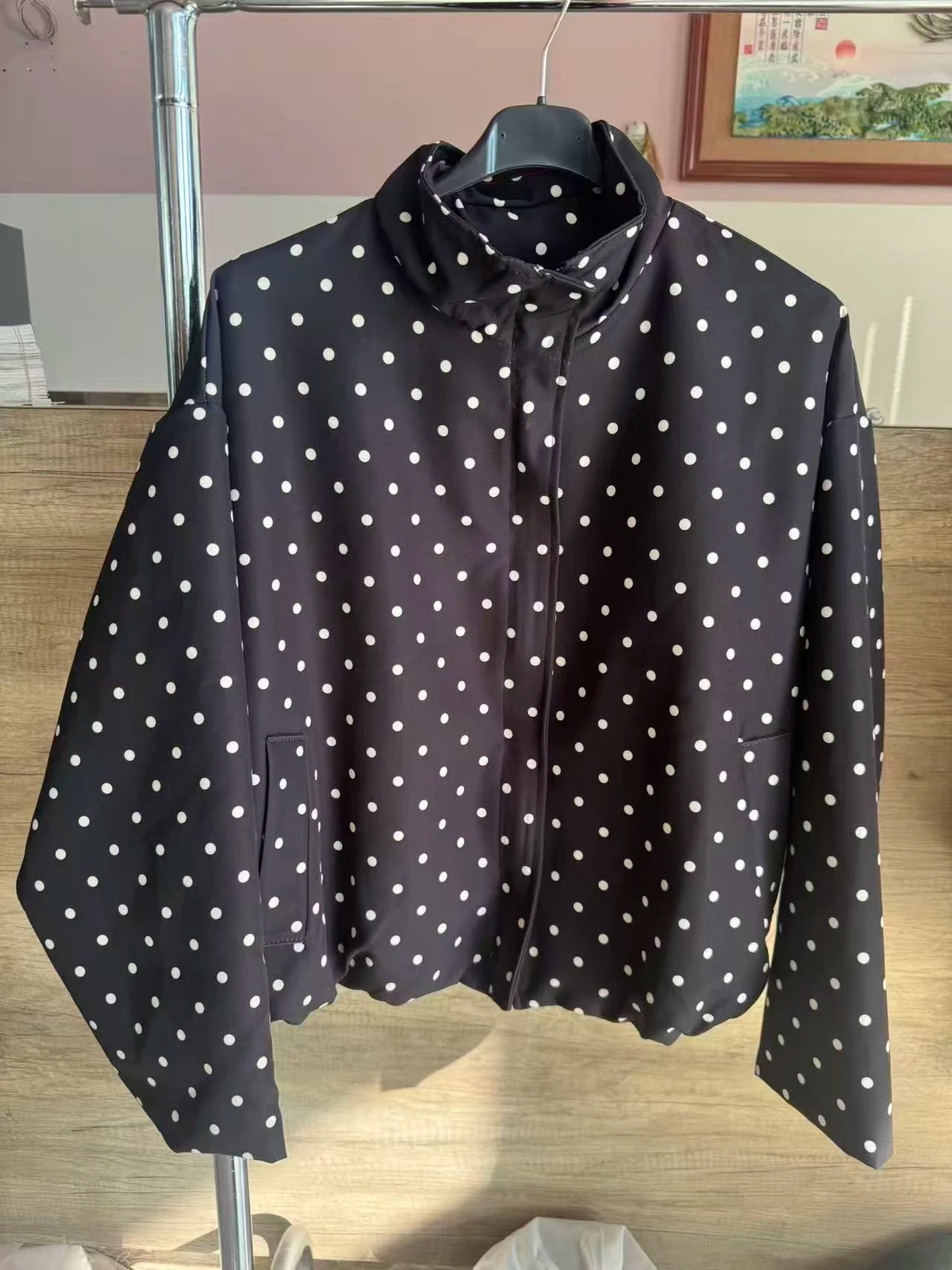 Veste oversize zippée à pois noir pour femme – La Chica – vue 3