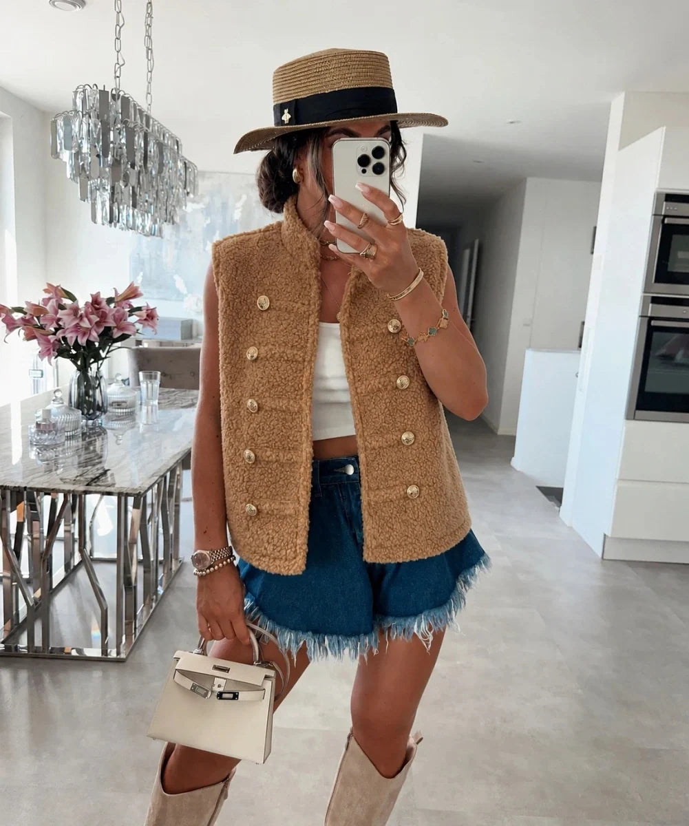 Femme portant un gilet officier teddy sans manches camel avec un short en jean