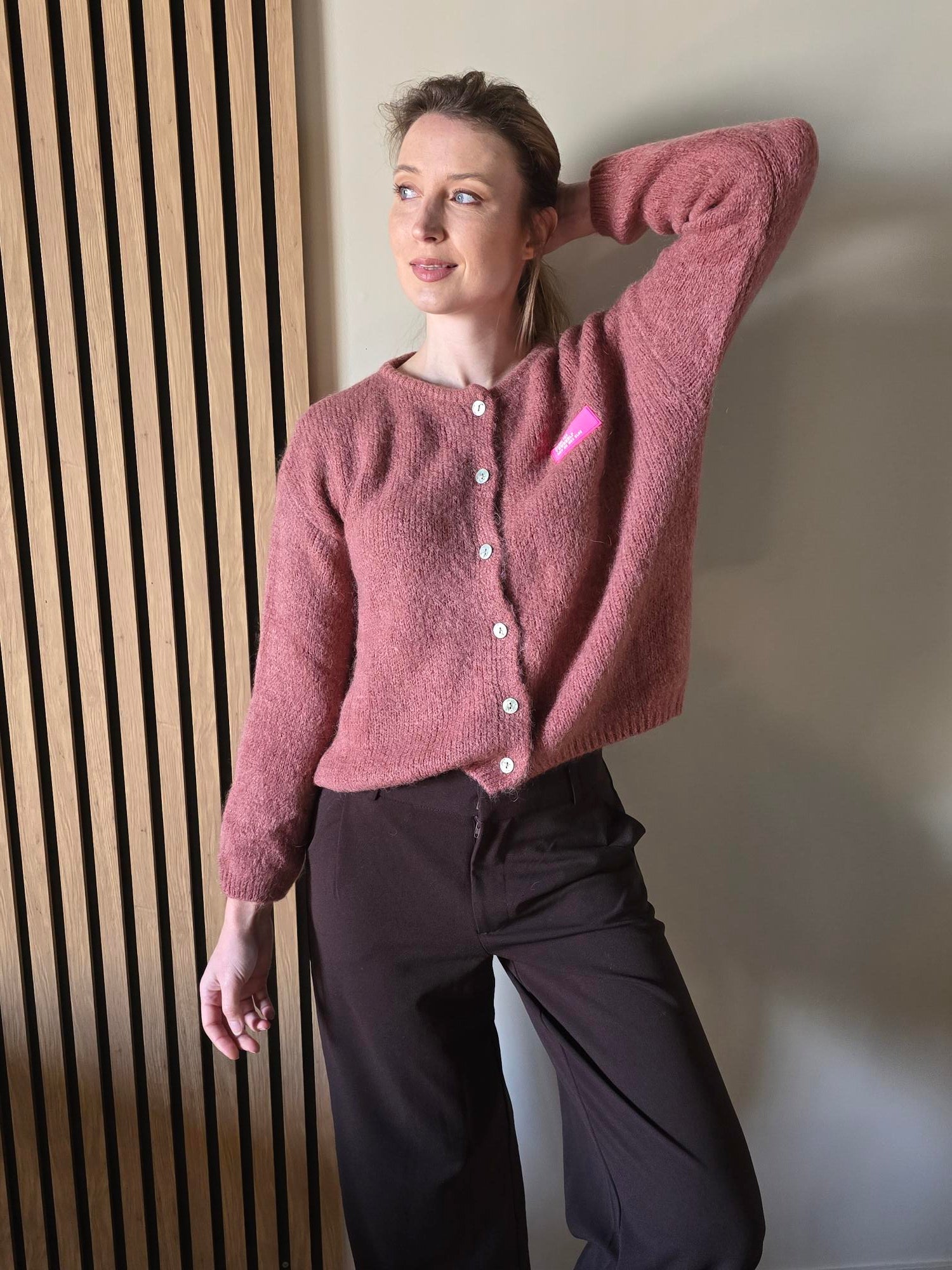 Cardigan rose détail – La Chica