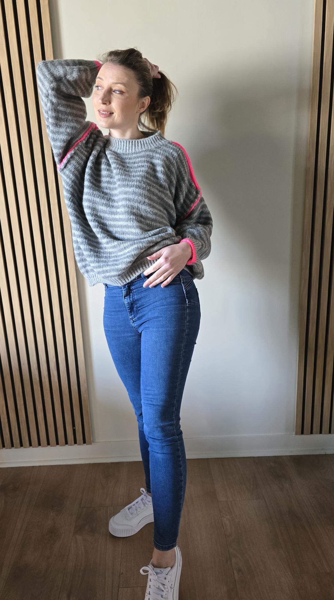 Pull gris vue de dos femme – La Chica